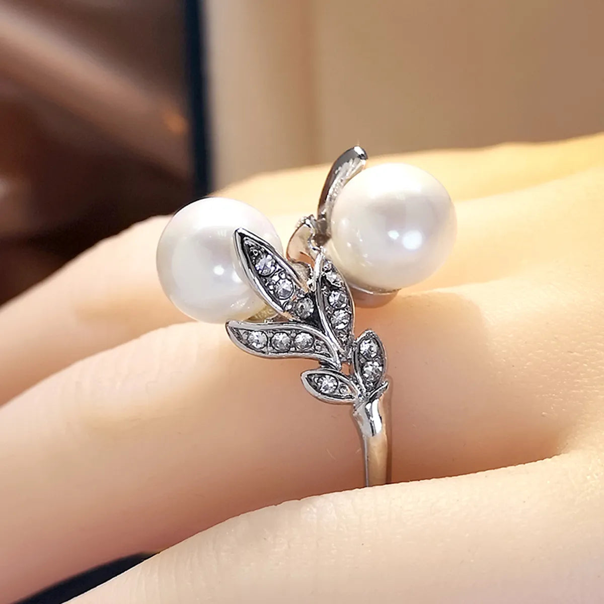 Ladies floral design rings-Vintage Style Shiny Leaf Metal Plating Inlay Artificial Pearls Rhinestones Silver Plated Women's Rings