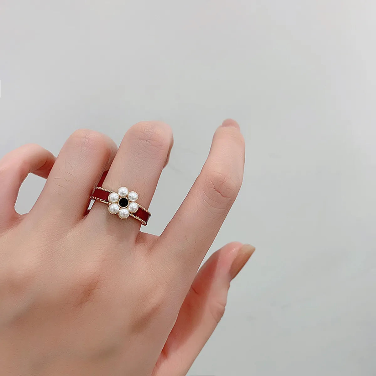 Ladies princess-cut rings-Simple Style Classic Style Flower Gold Plated Pearl Alloy Wholesale Rings